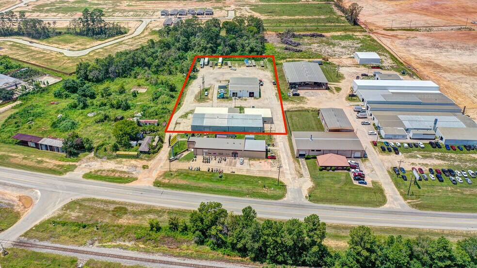 More Photos Of 11737 & 11739 Highway 75, Willis Warehouse For Lease