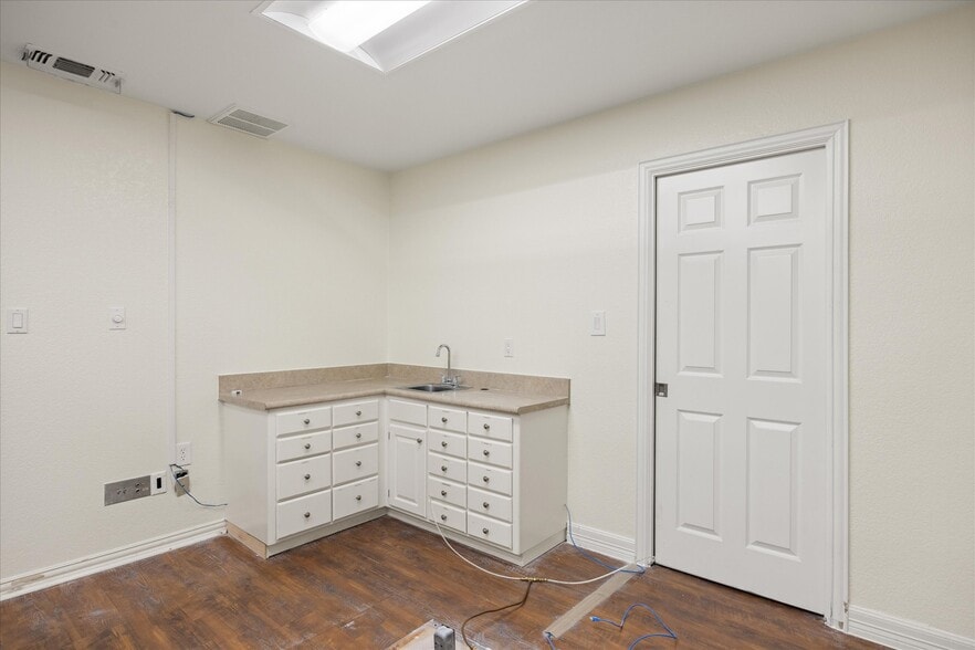 More Photos Of 310 W Bluff St, Granbury Office For Sale