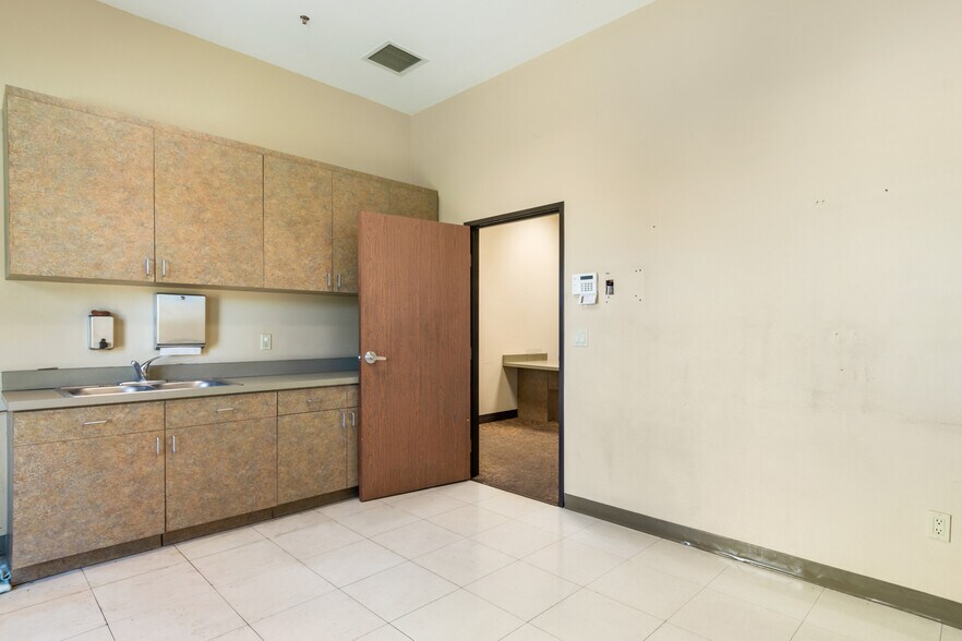 More Photos Of 33494 Oak Glen Rd, Yucaipa Medical For Lease