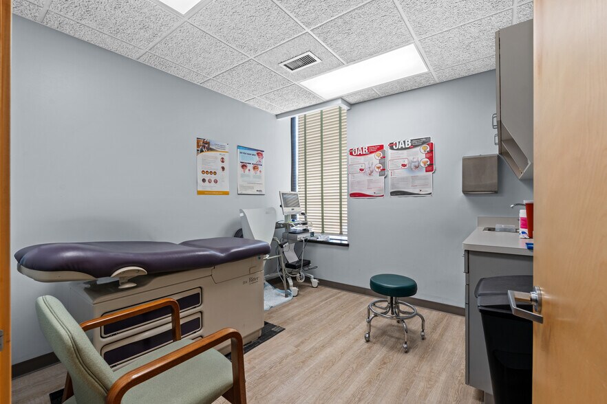 More Photos Of 28565-28585 Schoenherr Rd, Warren Medical For Lease