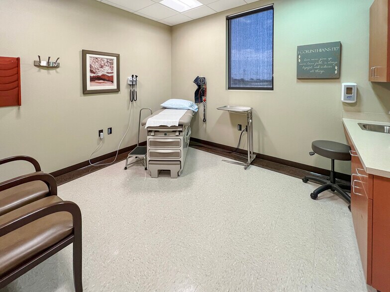 More Photos Of 598 Cactus St, Giddings Medical For Lease