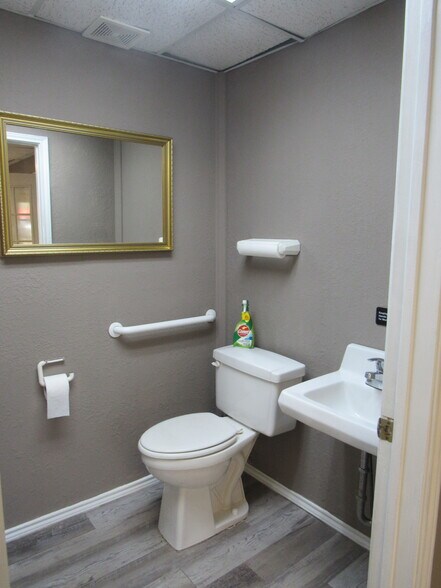 More Photos Of 1802 N Center St, Bonham Office For Sale