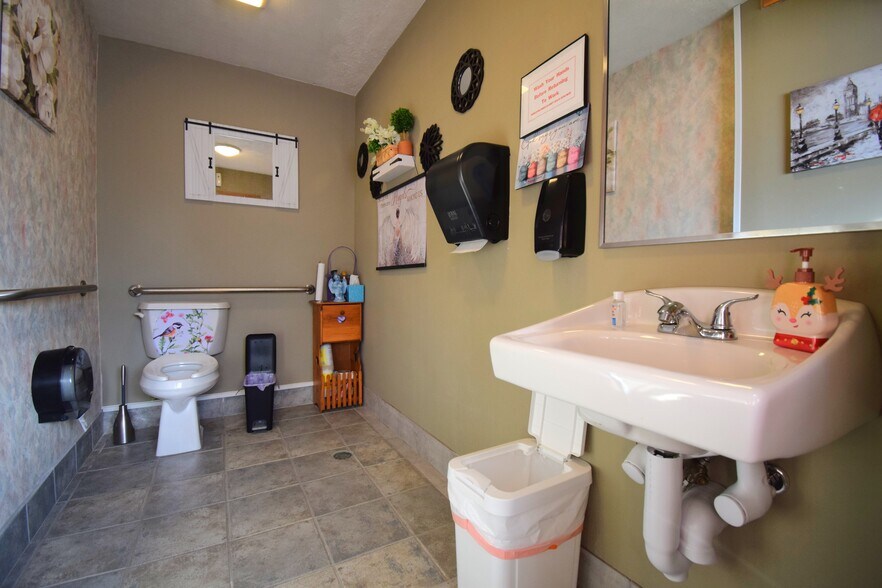 More Photos Of 502 W Franklin St, Sesser Office For Sale