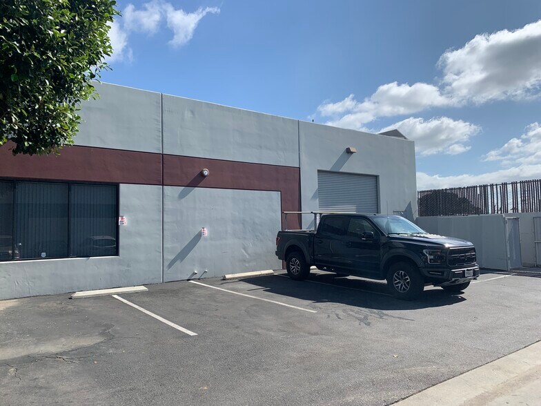 More Photos Of 2292 N Batavia St, Orange Warehouse For Lease