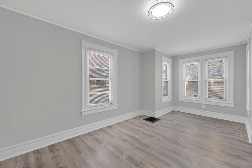 More Photos Of 142 Dickinson St, Springfield Flex For Sale