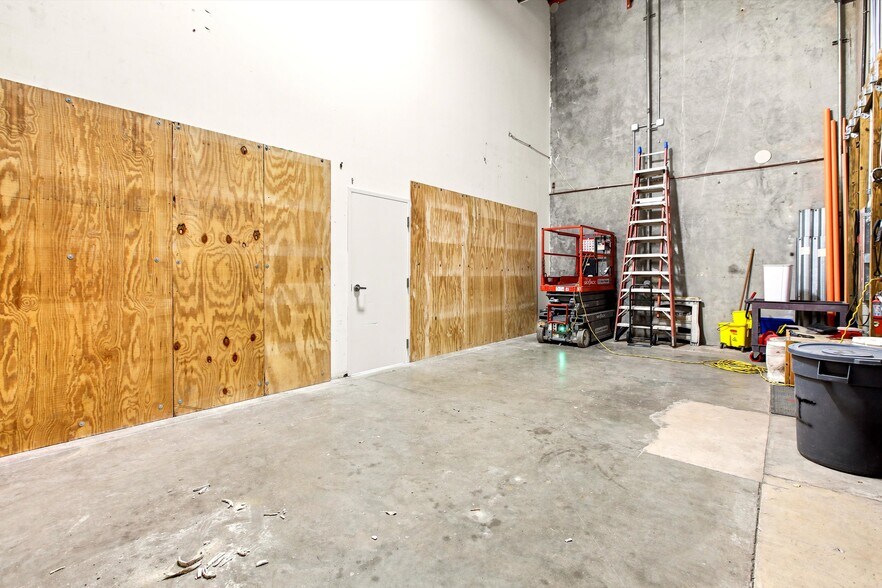 More Photos Of 2721 NW 19th St, Pompano Beach Showroom For Lease