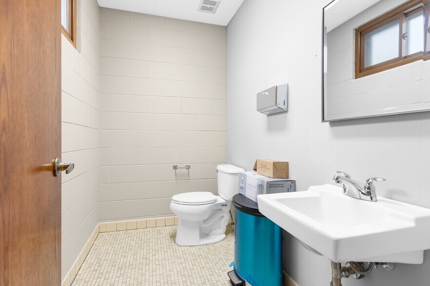 More Photos Of 621 W Lawrence St, Appleton Office For Lease