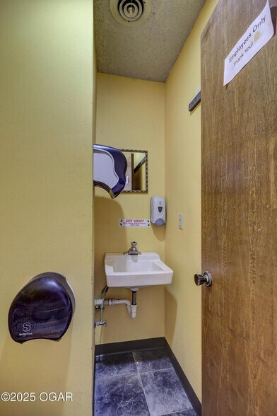 More Photos Of 1221 W 7th St, Joplin Freestanding For Sale