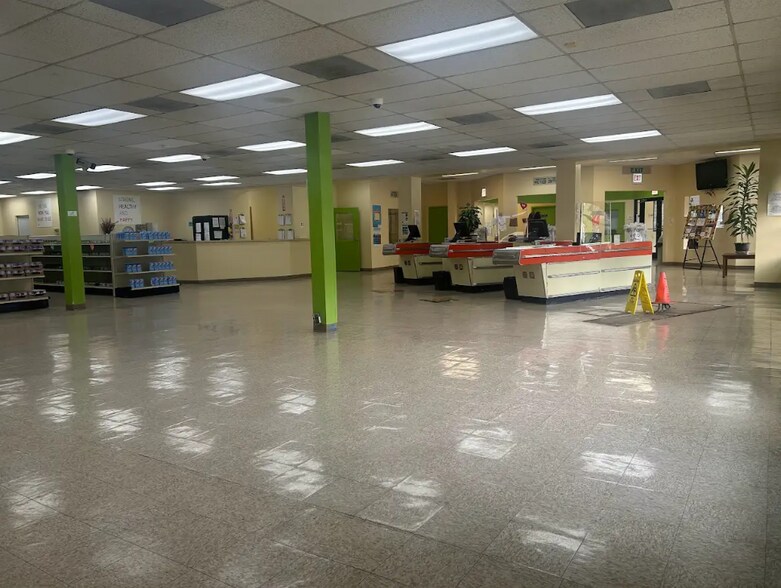 More Photos Of 416 E 43rd St, Chicago Convenience Store For Lease