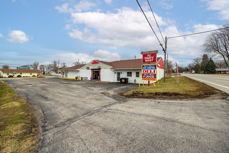 More Photos Of 2048 E Sand Rd, Port Clinton Freestanding For Sale