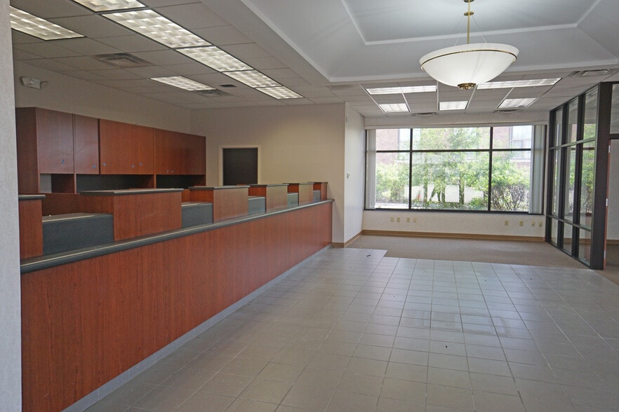 More Photos Of 200 N 6th St, Beatrice Bank For Lease