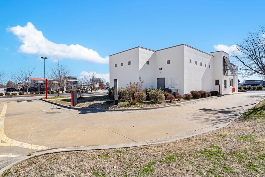 More Photos Of 7420 W Sunset Ave, Springdale Restaurant For Lease