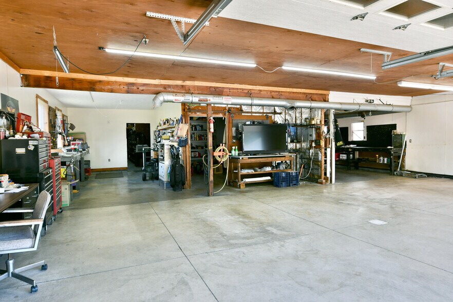More Photos Of 4085 Herner County Line Rd, Southington Showroom For Sale