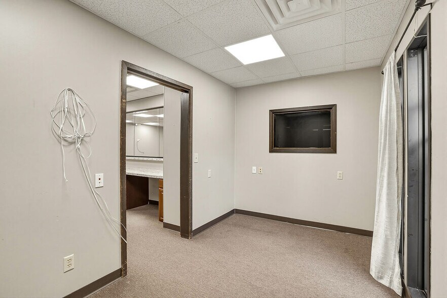More Photos Of 1414 Arlington St, Ada Medical For Lease