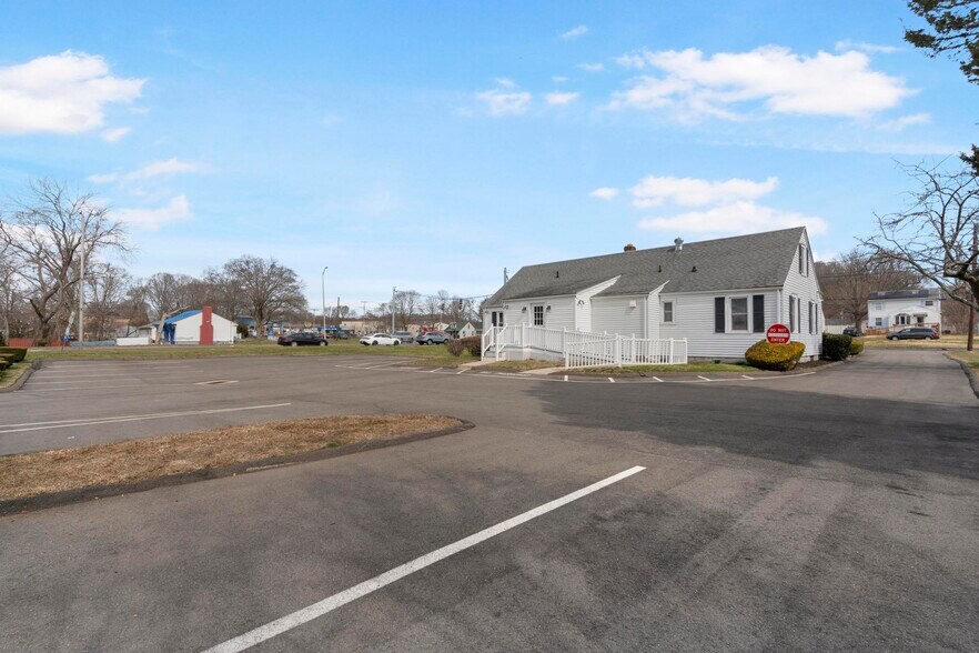 More Photos Of 128 Saltonstall Pky, East Haven Medical For Sale