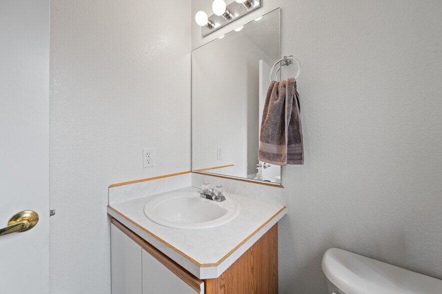 More Photos Of 2150 SW Canyon Dr, Redmond Apartments For Sale