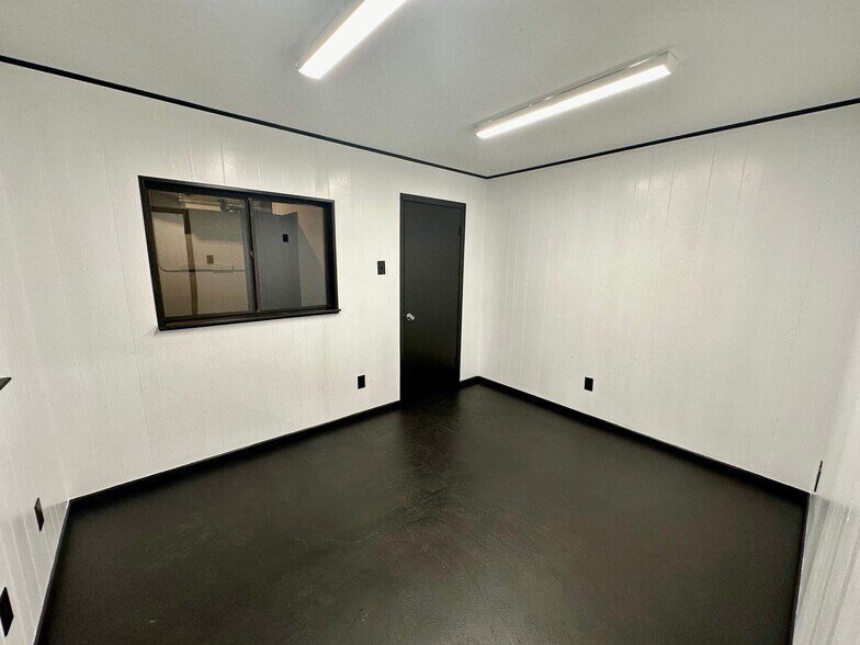 More Photos Of 210 Gravel St, Seguin Warehouse For Lease