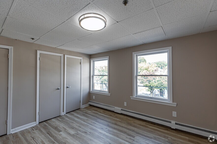 More Photos Of 82 Main St, East Hampton Apartments For Lease