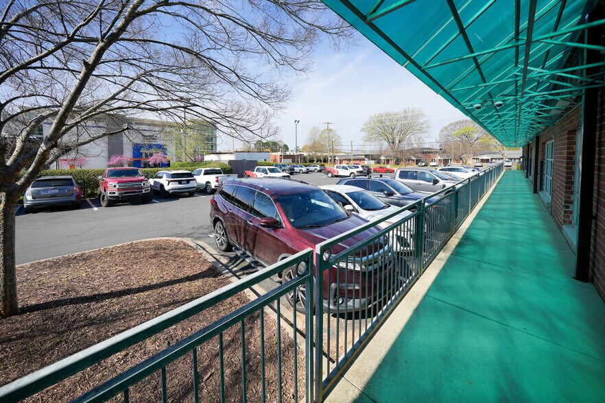 More Photos Of 2923 S Tryon St, Charlotte Office For Lease