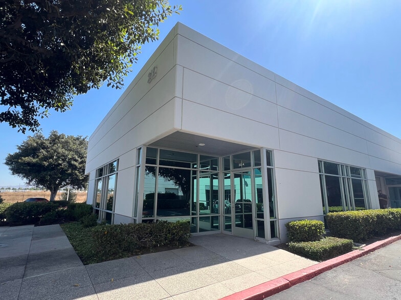 More Photos Of 212 Technology Dr, Irvine Research And Development For Lease