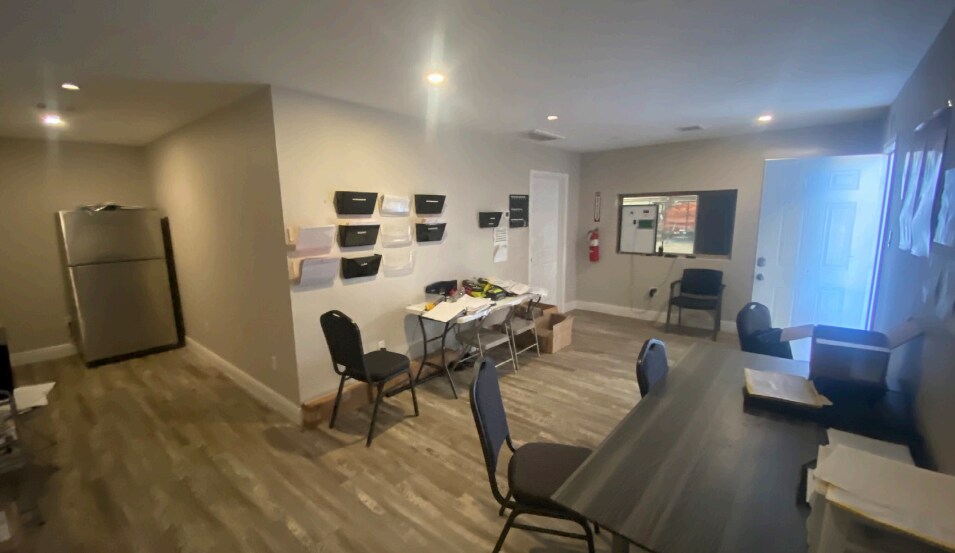 More Photos Of 1220 S Airhart Dr, Baytown Warehouse For Lease