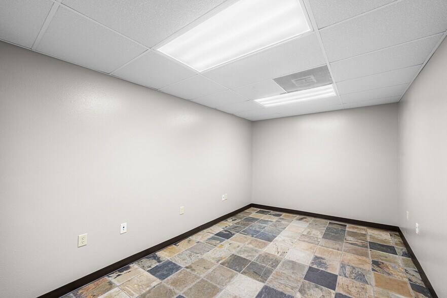 More Photos Of 2017 Lee Dr, Baytown Industrial For Lease