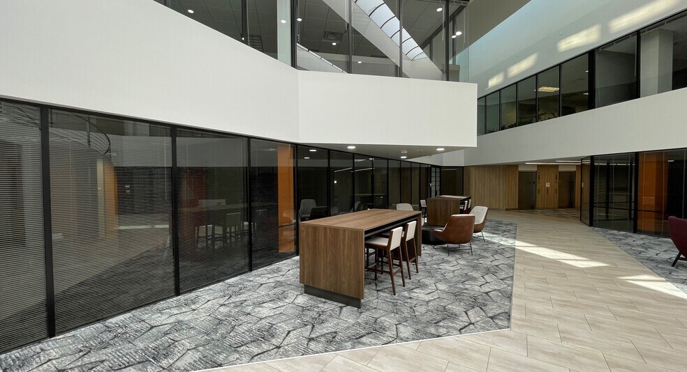 More Photos Of 6606 Lyndon B Johnson Fwy, Dallas Office For Lease