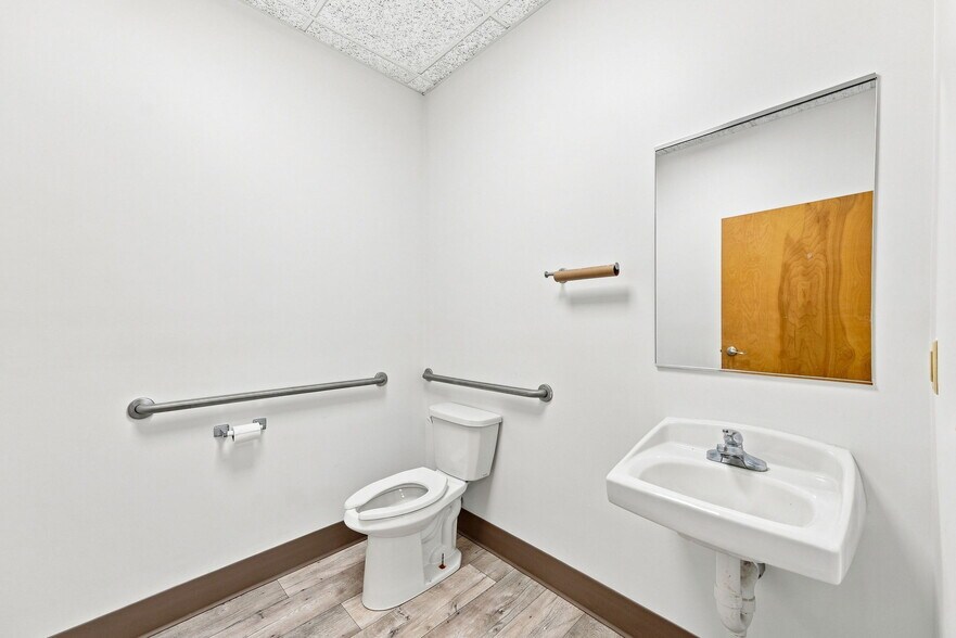 More Photos Of 615-619 Commerce Rd, Richmond Office For Lease