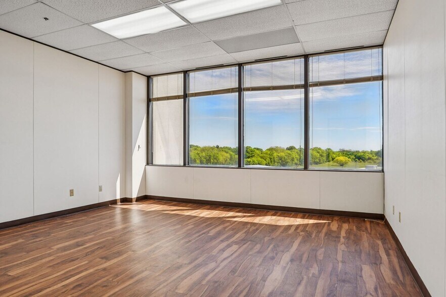 More Photos Of 1800 Teague Dr, Sherman Office For Sale