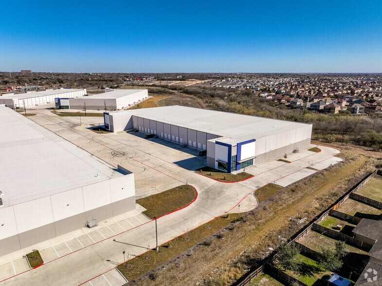 More Photos Of 5930-6010 Eisenhauer Rd, San Antonio Warehouse For Lease