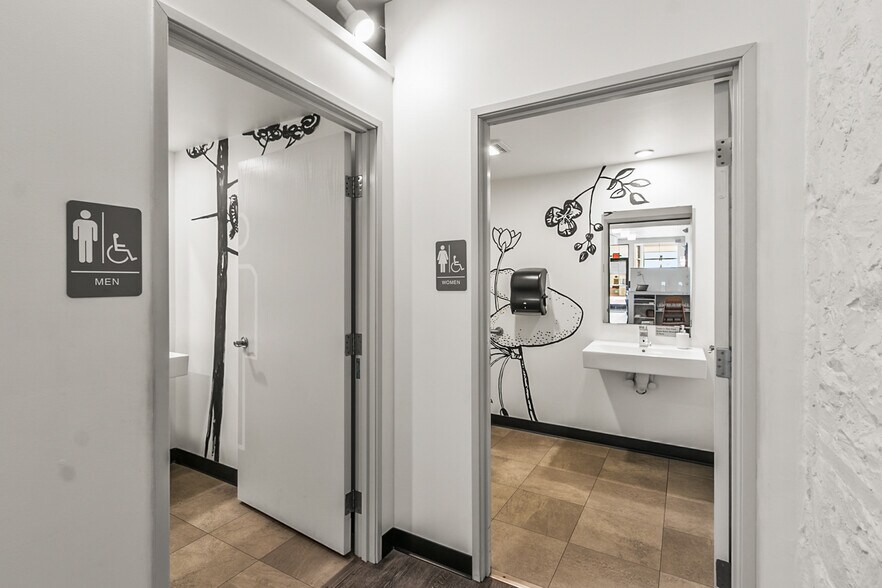 More Photos Of 618 Oak St, Baraboo General Retail For Sale