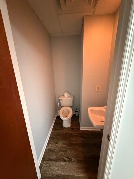 More Photos Of 204-208 S Main St, Manville Medical For Lease