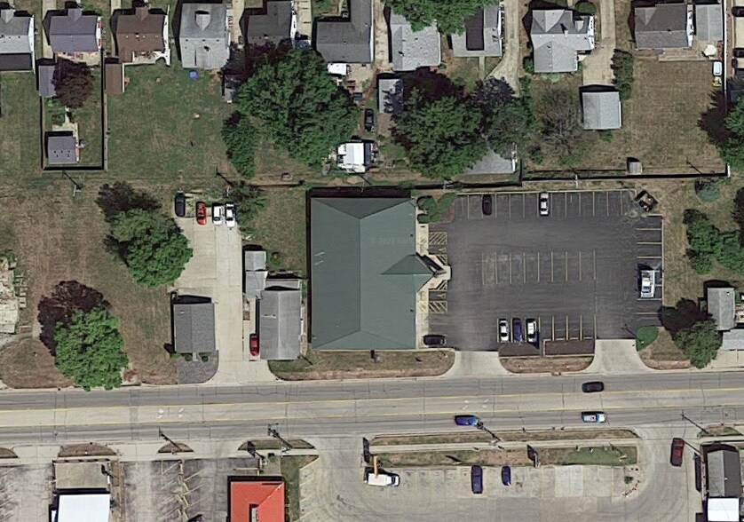 More Photos Of 603-605 W Van Buren St, Clinton General Retail For Lease