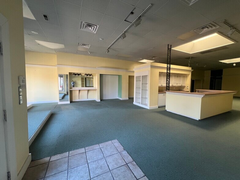 More Photos Of 600-698 E Arlington Blvd, Greenville Unknown For Lease