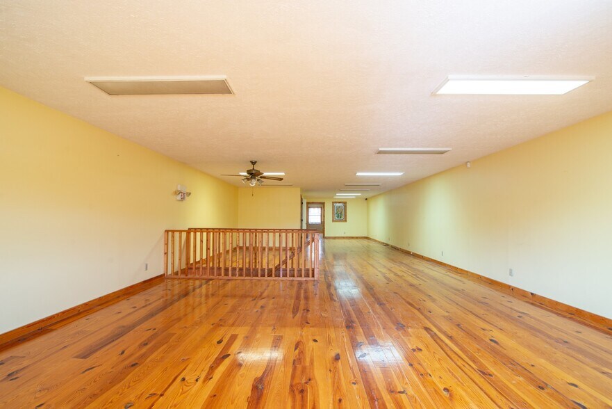 More Photos Of 641 Highland Ave, Vine Grove Freestanding For Sale