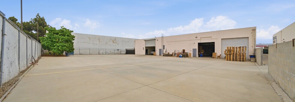 More Photos Of 3305-3307 W Castor St, Santa Ana Manufacturing For Lease