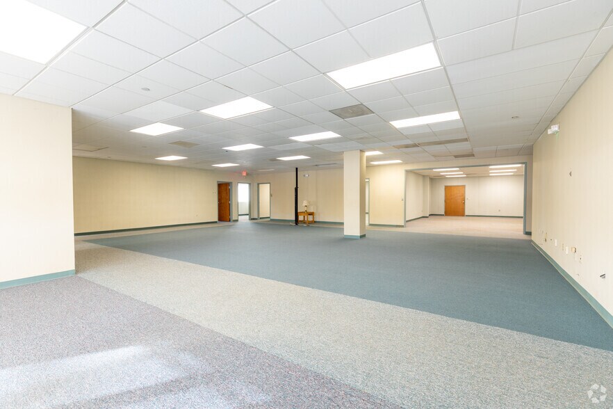 More Photos Of 47 Commerce Dr, Cranbury Light Distribution For Sale