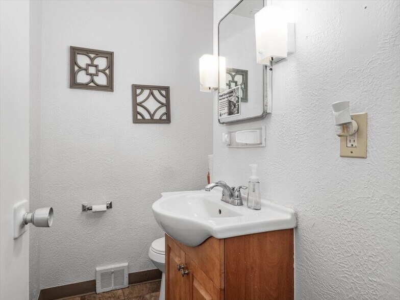 More Photos Of 584 Brown Ave, Turtle Creek Office For Sale