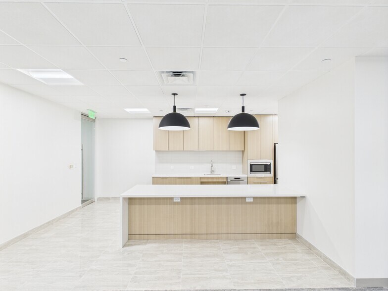 More Photos Of 1341 W Mockingbird Ln, Dallas Office For Lease