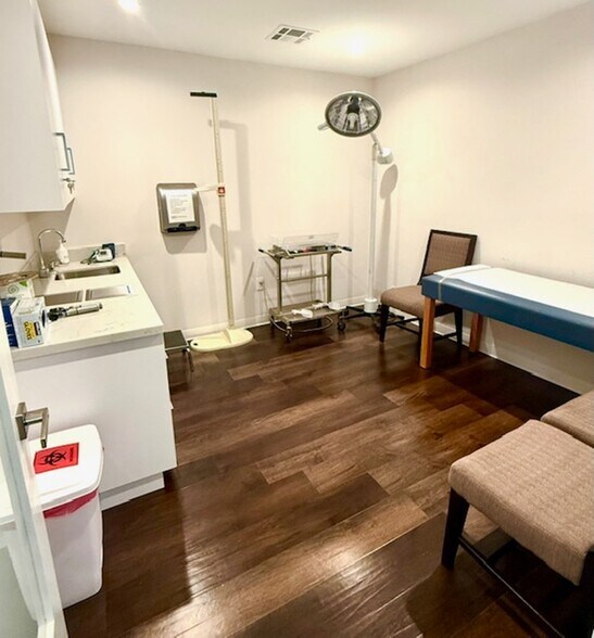 More Photos Of 6742 Winnetka Ave, Winnetka Office For Lease