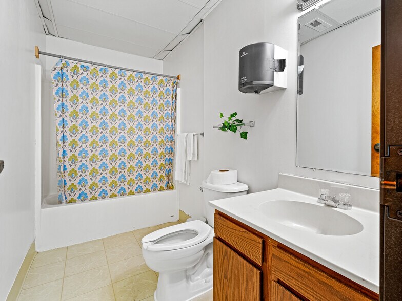 More Photos Of 125 S Main St, Hendersonville Storefront For Sale