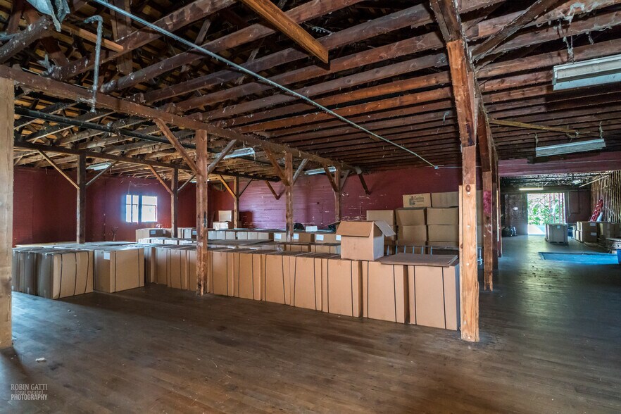 More Photos Of 94 E Adams St, Forsyth Warehouse For Lease
