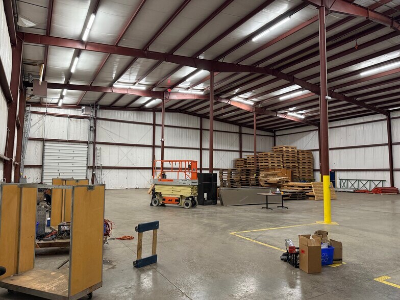 More Photos Of 5699 Maelou Dr, Hamburg Warehouse For Lease