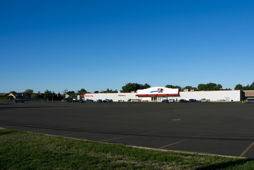 More Photos Of 41701-41941 Garfield Rd, Clinton Township Unknown For Lease