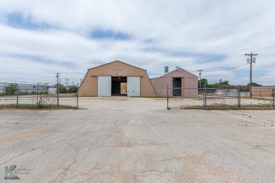 More Photos Of 2424 Oak St, Abilene Warehouse For Sale