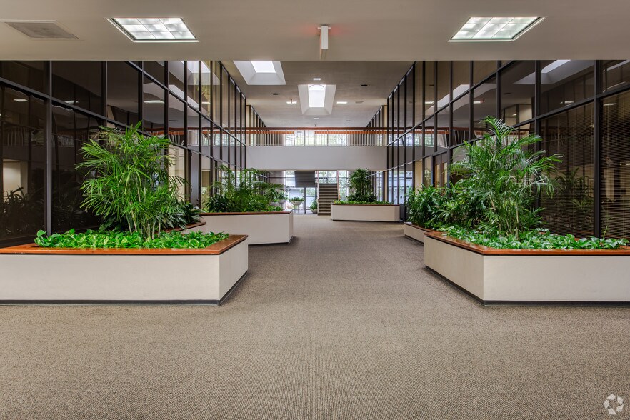 More Photos Of 19 Briar Hollow Ln, Houston Office For Lease