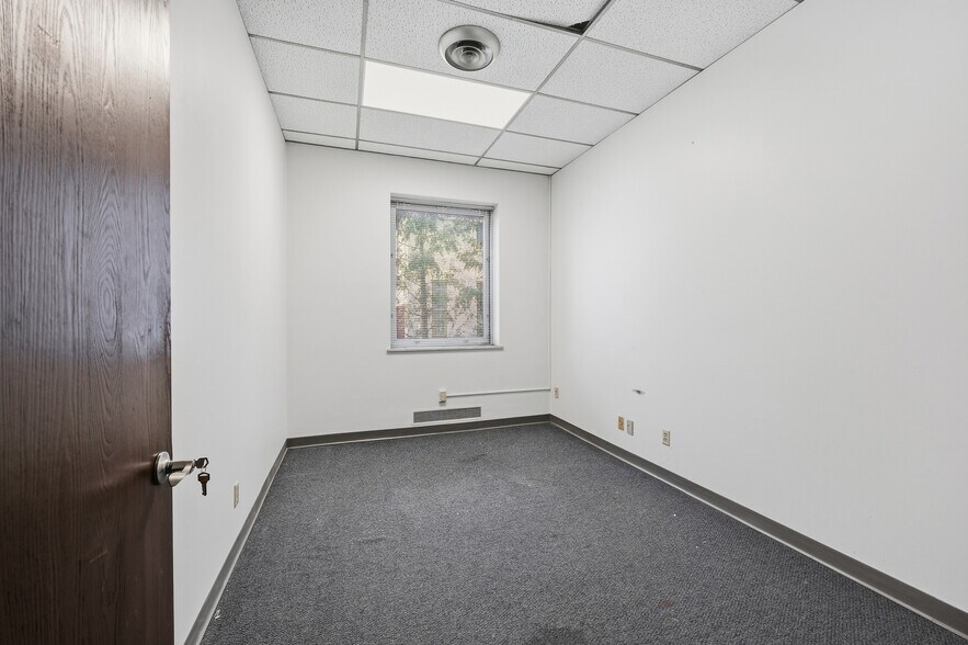 More Photos Of 899 E Broad St, Columbus Medical For Lease