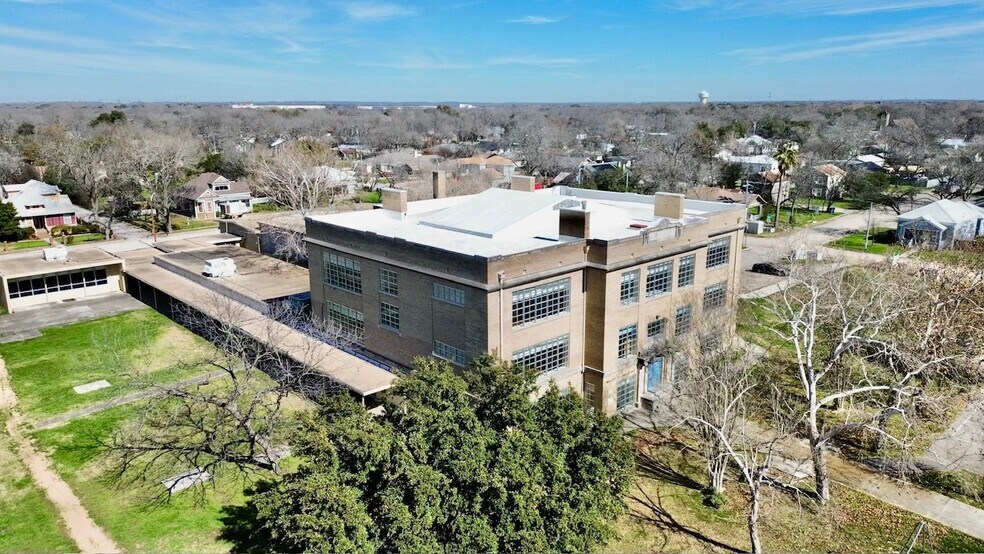 More Photos Of 216 E College St, Seguin Flex For Sale