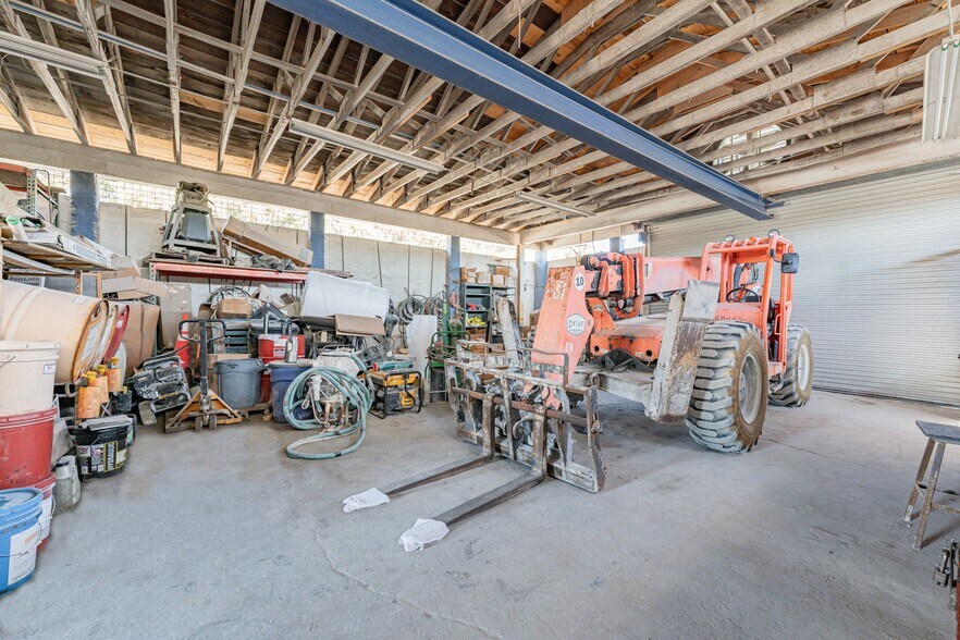 More Photos Of 4451 8th Ave S, Saint Petersburg Manufacturing For Lease