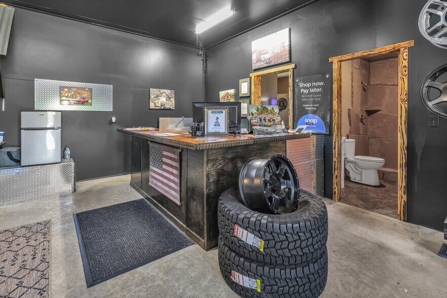 More Photos Of 101 Caney Pl, Glenwood Auto Repair For Sale